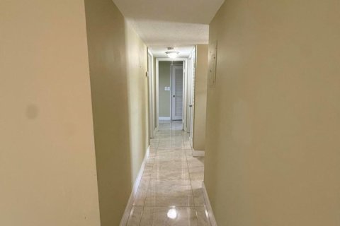 Купить кондоминиум в Уэст-Палм-Бич, Флорида 5 комнат, 82.5м2, № 2177159 - фото 13