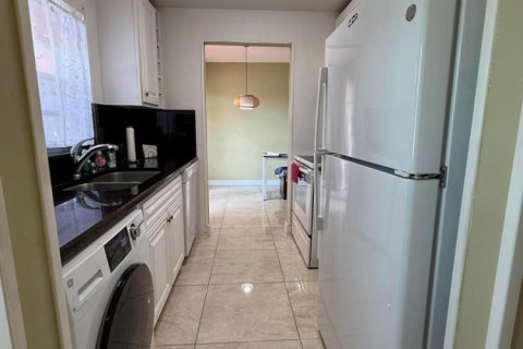 Купить кондоминиум в Уэст-Палм-Бич, Флорида 5 комнат, 82.5м2, № 2177159 - фото 3