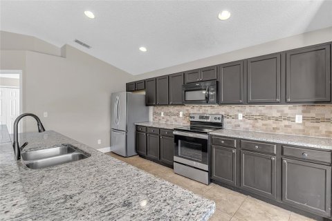 House in Tavares, Florida 4 bedrooms, 164.62 sq.m. № 2419895 - photo 9