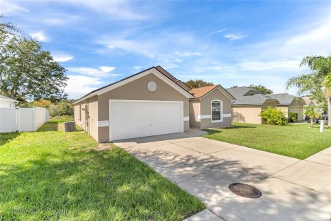 House in Tavares, Florida 4 bedrooms, 164.62 sq.m. № 2419895 - photo 2