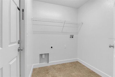 House in Tavares, Florida 4 bedrooms, 164.62 sq.m. № 2419895 - photo 17