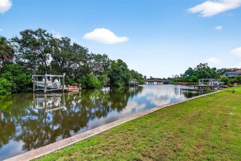 House in Tarpon Springs, Florida 3 bedrooms, 180.97 sq.m. № 1824666 - photo 8