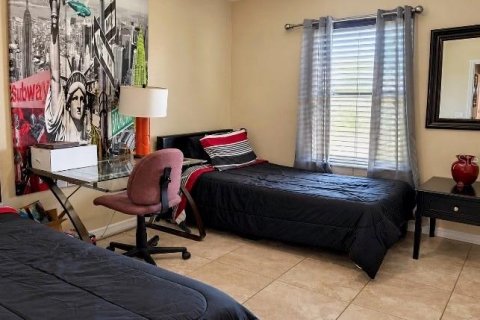 Villa ou maison à vendre à Kissimmee, Floride: 4 chambres, 222.22 m2 № 2413910 - photo 2