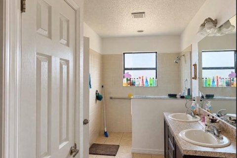 Villa ou maison à vendre à Kissimmee, Floride: 4 chambres, 222.22 m2 № 2413910 - photo 17