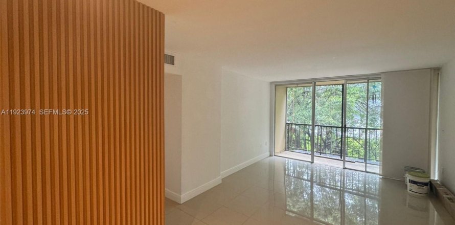 Кондоминиум с 2 спальнями в Майами, Флорида № 1982349