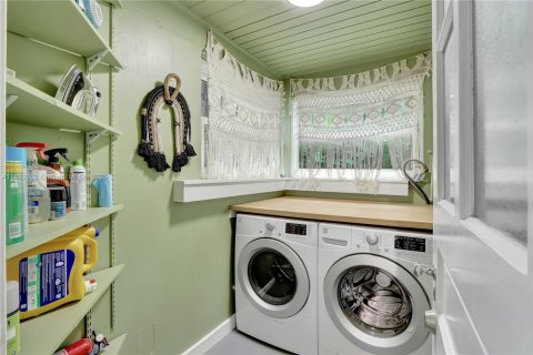 House in Miami, Florida 4 bedrooms, 163.14 sq.m. № 1790971 - photo 24