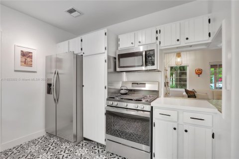 House in Miami, Florida 4 bedrooms, 163.14 sq.m. № 1790971 - photo 23