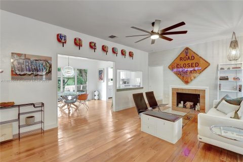 House in Miami, Florida 4 bedrooms, 163.14 sq.m. № 1790971 - photo 14