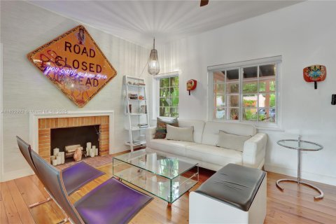 House in Miami, Florida 4 bedrooms, 163.14 sq.m. № 1790971 - photo 16