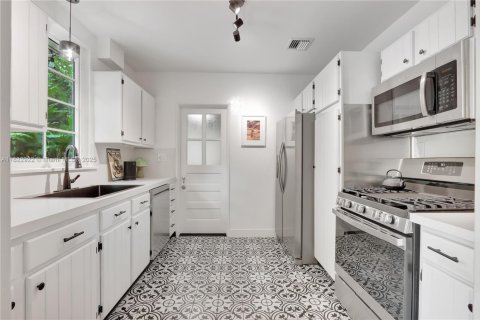 House in Miami, Florida 4 bedrooms, 163.14 sq.m. № 1790971 - photo 21
