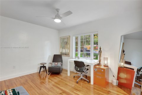 House in Miami, Florida 4 bedrooms, 163.14 sq.m. № 1790971 - photo 30