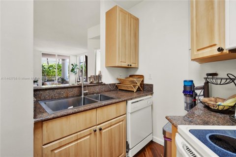 Condo in Miami Beach, Florida, 2 bedrooms № 1936548 - photo 21