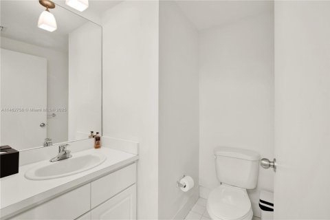 Condo in Miami Beach, Florida, 2 bedrooms № 1936548 - photo 10