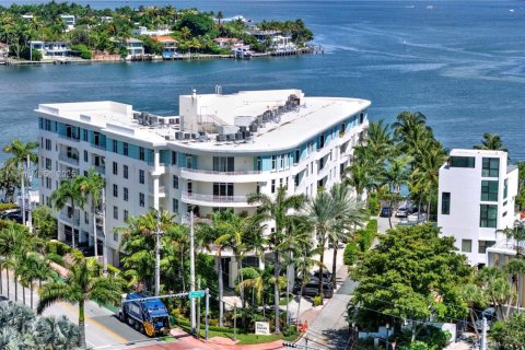 Condo in Miami Beach, Florida, 2 bedrooms № 1936548 - photo 1
