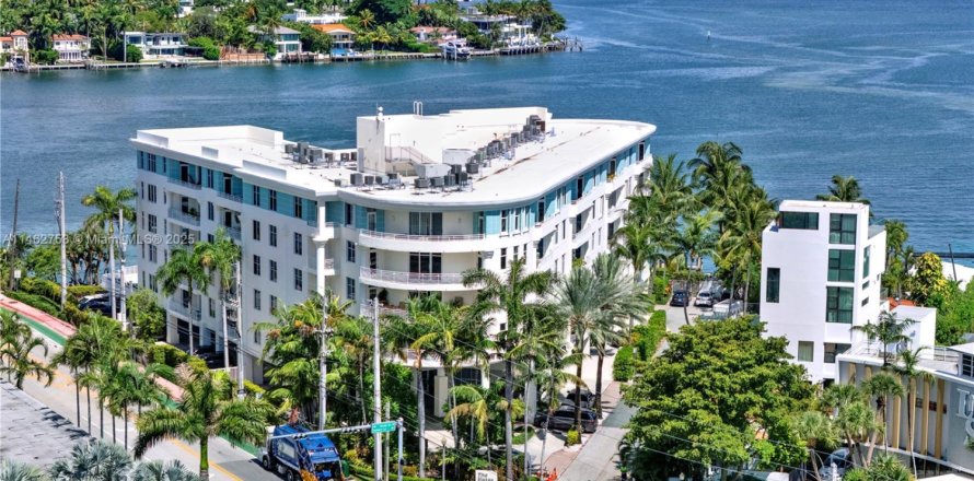 Condo in Miami Beach, Florida, 2 bedrooms № 1936548