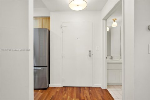 Condo in Miami Beach, Florida, 2 bedrooms № 1936548 - photo 9