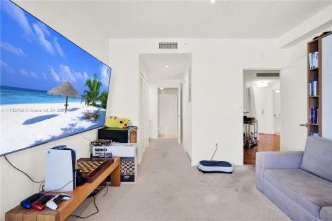 Condo in Miami Beach, Florida, 2 bedrooms № 1936548 - photo 15