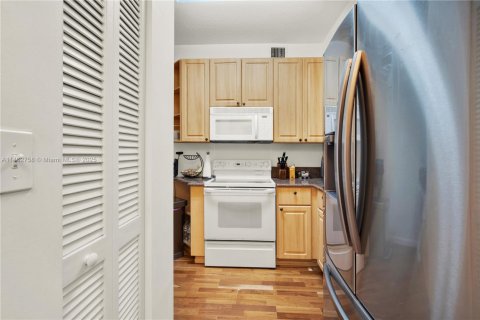 Condo in Miami Beach, Florida, 2 bedrooms № 1936548 - photo 19