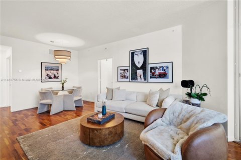 Condo in Miami Beach, Florida, 2 bedrooms № 1936548 - photo 17