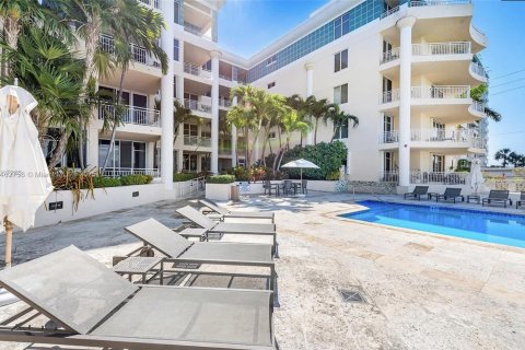 Condo in Miami Beach, Florida, 2 bedrooms № 1936548 - photo 24