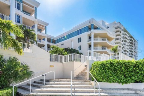 Condo in Miami Beach, Florida, 2 bedrooms № 1936548 - photo 5