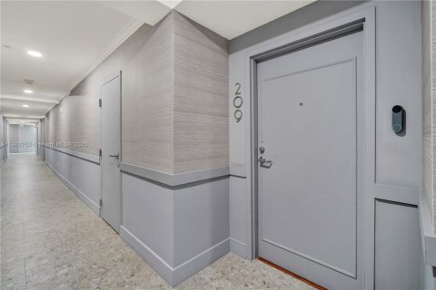 Condo in Miami Beach, Florida, 2 bedrooms № 1936548 - photo 8