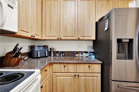 Condo in Miami Beach, Florida, 2 bedrooms № 1936548 - photo 20