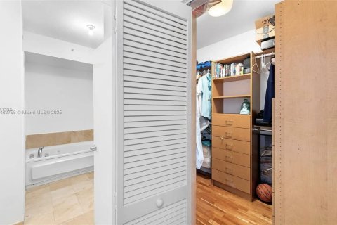 Condo in Miami Beach, Florida, 2 bedrooms № 1936548 - photo 26