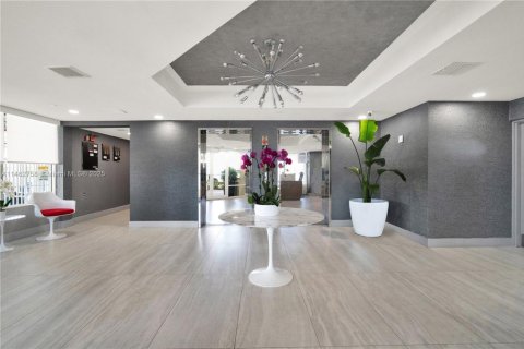 Condo in Miami Beach, Florida, 2 bedrooms № 1936548 - photo 7