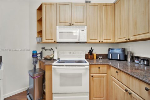 Condo in Miami Beach, Florida, 2 bedrooms № 1936548 - photo 22