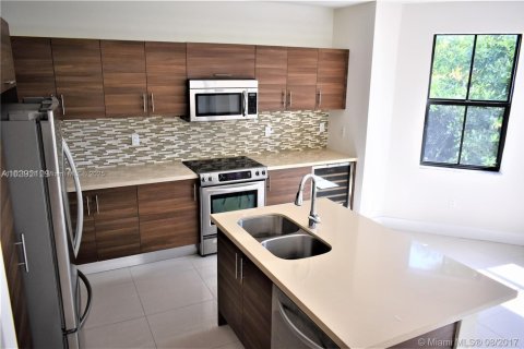 Villa ou maison à louer à Doral, Floride: 4 chambres, 267.37 m2 № 1799419 - photo 7