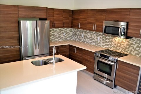 Villa ou maison à louer à Doral, Floride: 4 chambres, 267.37 m2 № 1799419 - photo 6