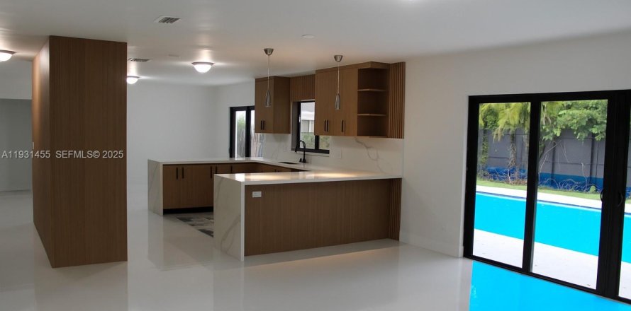 Дом в Майами, Флорида 3 спальни, 149.76м2 № 1990029