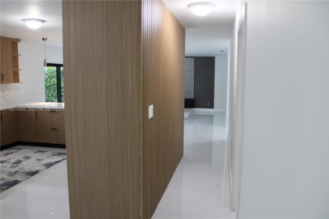 Купить виллу или дом в Майами, Флорида 3 спальни, 149.76м2, № 1990029 - фото 16