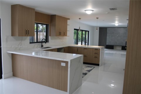 Купить виллу или дом в Майами, Флорида 3 спальни, 149.76м2, № 1990029 - фото 28