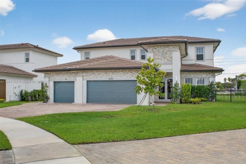 Купить виллу или дом в Дейви, Флорида 5 спален, 361.2м2, № 1930788 - фото 1