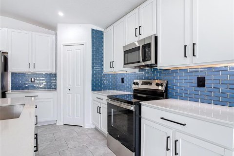 House in Osteen, Florida 4 bedrooms, 181.16 sq.m. № 2106730 - photo 12