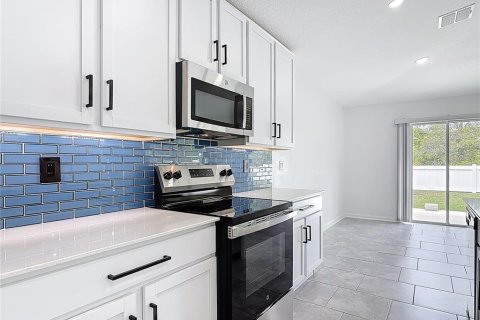 House in Osteen, Florida 4 bedrooms, 181.16 sq.m. № 2106730 - photo 10