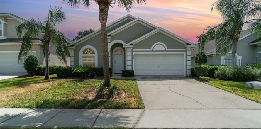House in Clermont, Florida 4 bedrooms, 180.42 sq.m. № 1879305