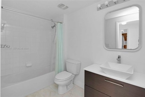 Condo in Coral Gables, Florida, 2 bedrooms  № 2057740 - photo 24