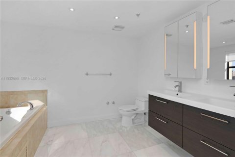 Condo in Coral Gables, Florida, 2 bedrooms  № 2057740 - photo 21