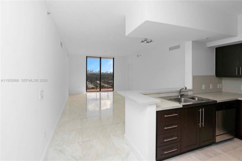 Condo in Coral Gables, Florida, 2 bedrooms  № 2057740 - photo 7
