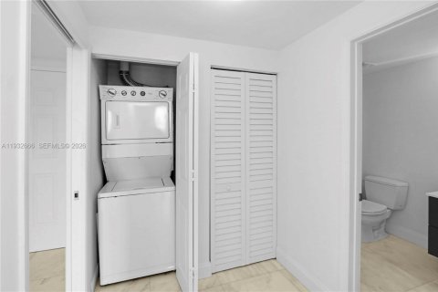 Condo in Coral Gables, Florida, 2 bedrooms  № 2057740 - photo 23