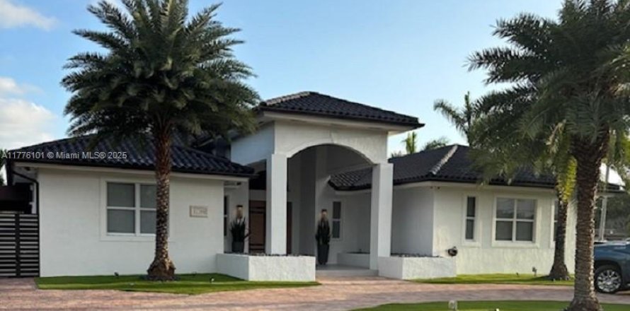 House in Miami, Florida 4 bedrooms, 311.5 sq.m. № 1693345