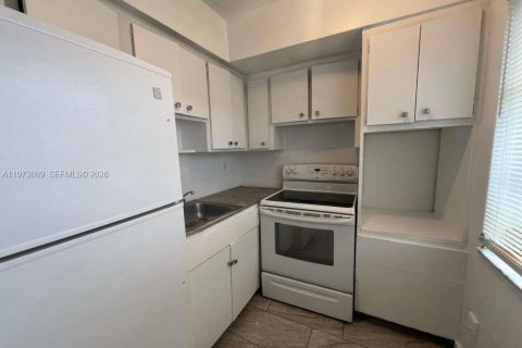 Снять в аренду квартиру в Норт-Майами-Бич, Флорида 2 спальни, № 2033219 - фото 9