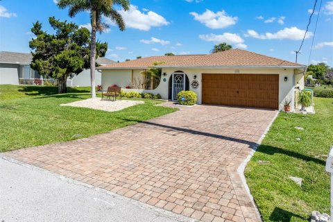House in Port Charlotte, Florida 3 bedrooms, 177.26 sq.m. № 2128162 - photo 15