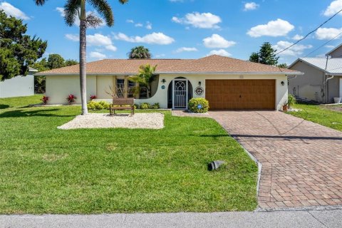 House in Port Charlotte, Florida 3 bedrooms, 177.26 sq.m. № 2128162 - photo 14