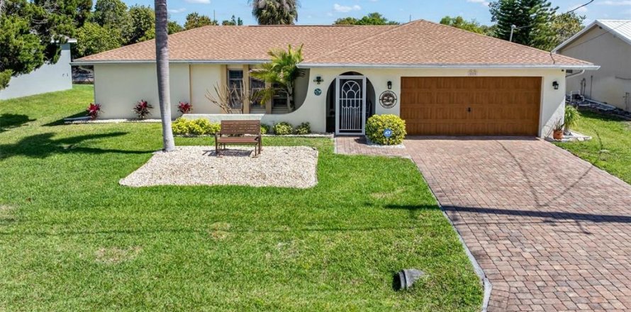 House in Port Charlotte, Florida 3 bedrooms, 177.26 sq.m. № 2128162