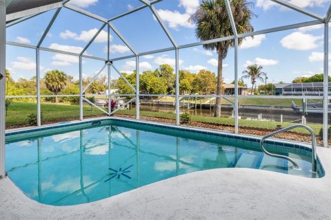 House in Port Charlotte, Florida 3 bedrooms, 177.26 sq.m. № 2128162 - photo 16