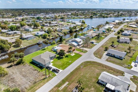 House in Port Charlotte, Florida 3 bedrooms, 177.26 sq.m. № 2128162 - photo 5
